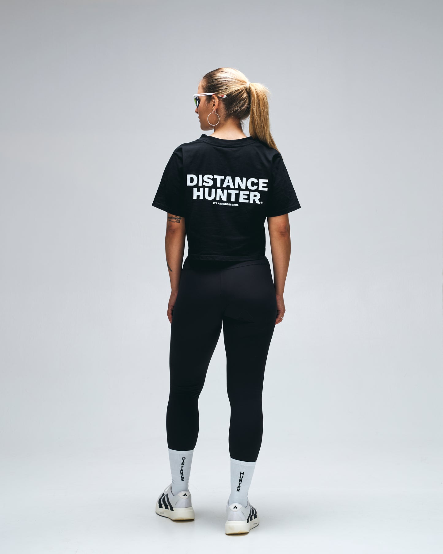 DISTANCE HUNTER CLASSIC CROP T-SHIRT